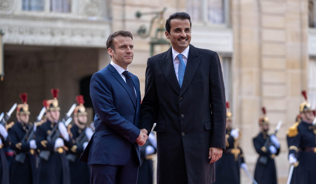 HH the Amir Holds Official Talks Session with French President